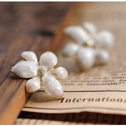 White Stamen Petal Oil-Spot Glaze Six Leaf Earings