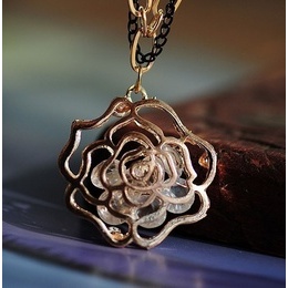 Hollowed-out Rose Crystal Necklace