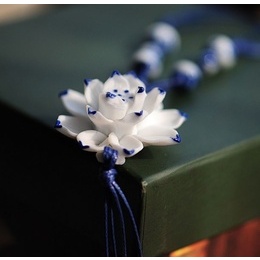 Pendentif Lotus en céramique pure et bleue avec pompons