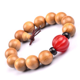 Phoebe Sheareri con bracciale in agata rossa con perline buddha 15mm