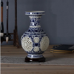 Jingdezhen ceramic hollow exquisite blue and white porcelain vase living room vintage hollow white Creative Decoration Style4