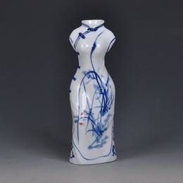 Jingdezhen kerámiák, kiváló minőségű kézzel festett kék és fehér Cheongsam és Tang öltöny alakú váza, klasszikus etnikai stílusú kézműves díszek Style2