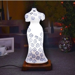 Jingdezhen china casca de ovo com base de bambu e flor de ameixa pintados à mão e Cheongsam forma candeeiro de mesa