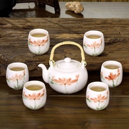 Porcelaine de Jingdezhen avec glaçure craquelée et lotus peints à la main et un pot de thé de kung fu et six tasses de thé beaucoup